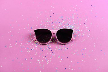 Pinkcolorful arka plan üzerinde Beach trendly güneş gözlüğü yaz konsepti