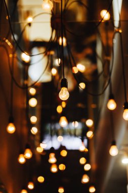 Ampul yanar arka plan üzerinde zayıf yanan sarı ışık bulanık