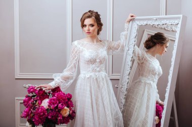 Güzel gelin çiçekler şakayık ile. Güzellik, makyaj, Düğün ve kozmetik 