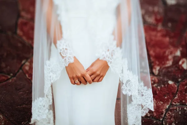 Mão Noivas Com Uma Manicura Anel Casamento Rua Fundo Vermelho — Fotografia de Stock