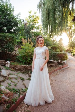 parkta çok güzel bir gelin portresi.