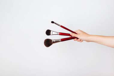 Profesyonel makyaj fırça kozmetik ışık arka plan üzerinde El Şevval özçelik güzellik içinde