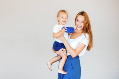 Genç Anne ile küçük oğlu poz. Rahat yaşam tarzı fotoğraf.