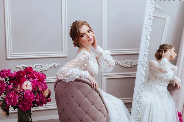 Hermosa Novia Con Flores Peonía Belleza Maquillaje Boda Cosmetología — Foto de Stock