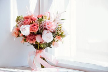 Düğün çiçekleri, Gelin Buketi portre. Dekorasyon yapılmış güller, peonies ve dekoratif bitkiler, yakın çekim, beyaz arka plan