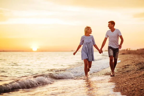 Jovem Casal Feliz Praia Nas Luzes Pôr Sol — Fotografia de Stock