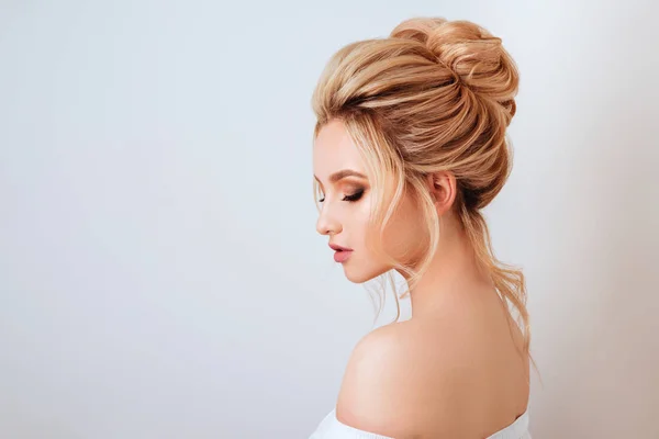 parlak moda makyaj ve uzun beyaz kıllar ile güzel bir kadın portresi.