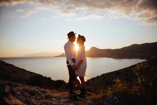 Romántica Historia Amor Verano Una Puesta Sol Las Montañas Joven —  Fotos de Stock