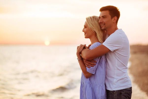 Joven Pareja Feliz Orilla Del Mar Las Luces Del Atardecer —  Fotos de Stock