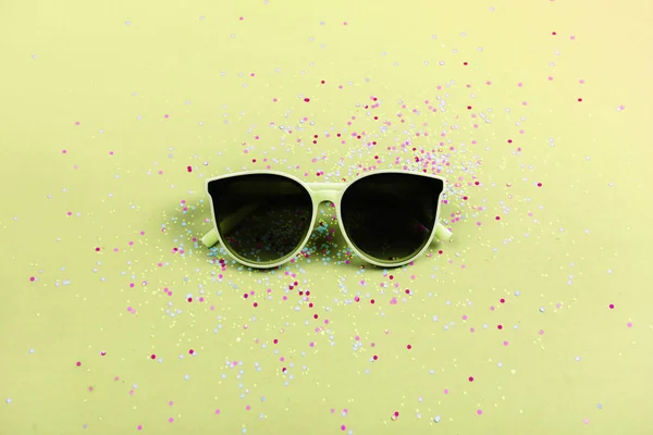 Plage Lunettes Soleil Tendance Concept Été Sur Fond Vert Coloré — Photo