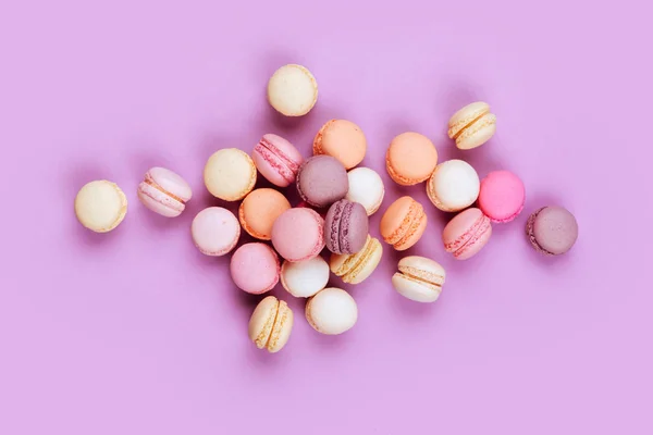 Słodki Francuski Kolorowe Macarons Różowym Tle — Zdjęcie stockowe