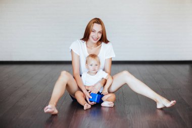 Genç Anne ile küçük oğlu poz. Rahat yaşam tarzı fotoğraf.