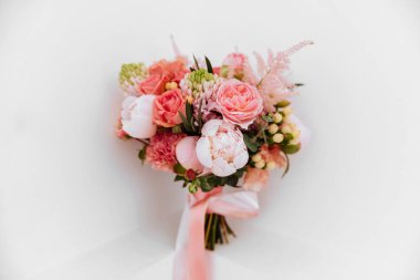 Düğün çiçekleri, Gelin Buketi portre. Dekorasyon gül, peonies ve dekoratif bitkiler, yakın çekim, beyaz arka plan yaptım. kopya spase