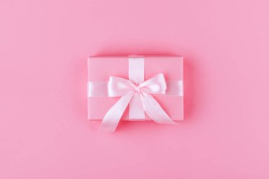 Hediye veya pembe tablo üstten görünüm mevcut kutusunda. Düz yatıyordu. Doğum günü, düğün veya Noel kavramı.