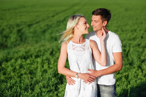 Güzel Güzel Çift Alanında Parkta Romantik Aşk Hikayesi Genç Kız — Stok fotoğraf