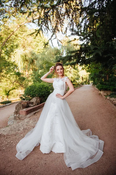 parkta çok güzel bir gelin portresi.