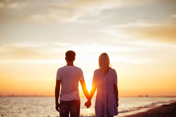 Işıkları Günbatımı Sahil Üzerinde Genç Mutlu Çift — Stok fotoğraf