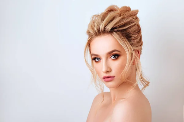 parlak moda makyaj ve uzun beyaz kıllar ile güzel bir kadın portresi.