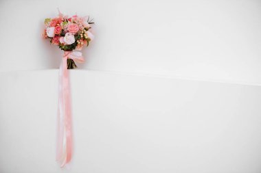 Düğün çiçekleri, Gelin Buketi portre. Dekorasyon gül, peonies ve dekoratif bitkiler, yakın çekim, beyaz arka plan yaptım. kopya spase