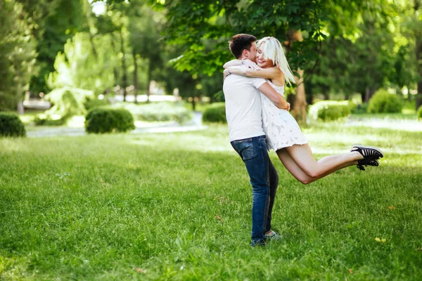 Güzel Güzel Çift Yeşil Çimenlerin Üzerinde Oturan Aşık Parkta Romantik — Stok fotoğraf