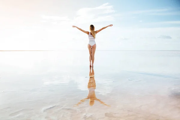 Mujer Elegante Bailando Sobre Agua Puesta Sol Silueta —  Fotos de Stock