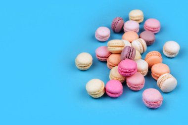 Pasta macaron veya mavi arka plan., lezzet badem çerezler, pastel renkler, vintage kartı acıbadem kurabiyesi