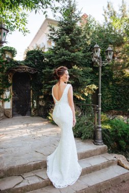 parkta çok güzel bir gelin portresi.