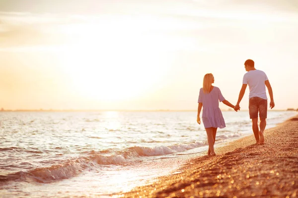 Joven Pareja Feliz Orilla Del Mar Las Luces Del Atardecer —  Fotos de Stock