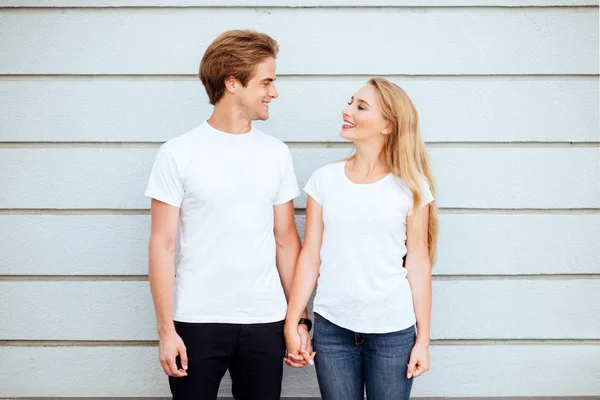 Genç moda şık çift beyaz T-shirt şehrin sokaklarında yaz aylarında standı.