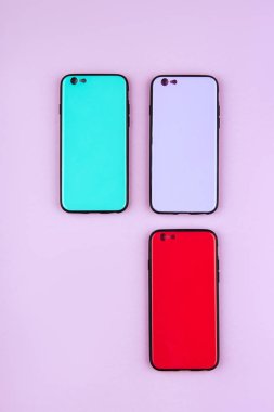 Renkli arka plan üzerinde akıllı telefon için renkli silikon kümesini kapsayan