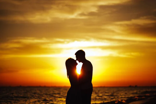 Jovem Casal Feliz Praia Nas Luzes Pôr Sol — Fotografia de Stock