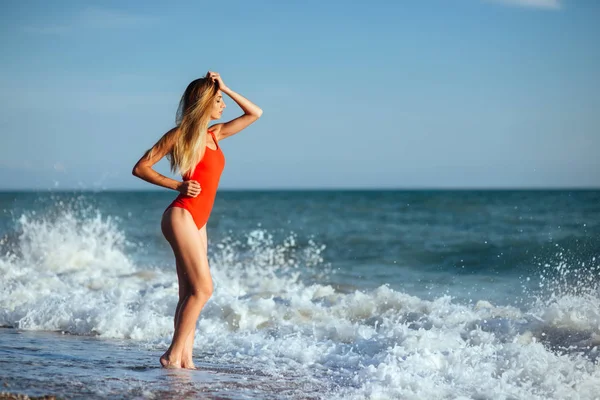 Молодая Длинноволосая Девушка Красном Купальнике Загорает Тропическом Пляже — стоковое фото