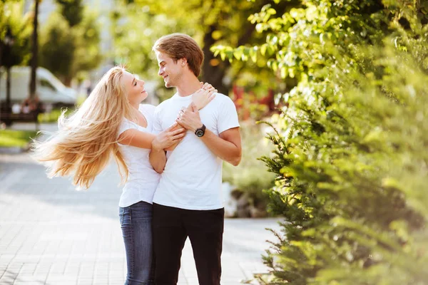 Junges Verliebtes Paar Das Sich Auf Der Straße Umarmt Lifestyle — Stockfoto