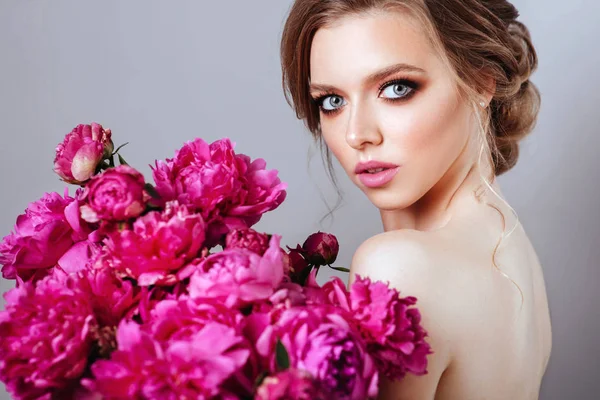 Menina Modelo Bonita Com Flores Peônia Perto Rosto Cosméticos Beleza — Fotografia de Stock
