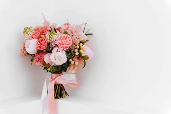 Hochzeitsblumen Brautstrauß Nahaufnahme Dekoration Aus Rosen Pfingstrosen Und Zierpflanzen Nahaufnahme — Stockfoto