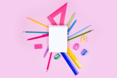 Okul defteri ve çeşitli kırtasiye malzemeleri. Okul konseptine dönelim..