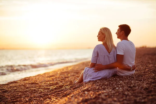 Joven Pareja Feliz Orilla Del Mar Las Luces Del Atardecer —  Fotos de Stock