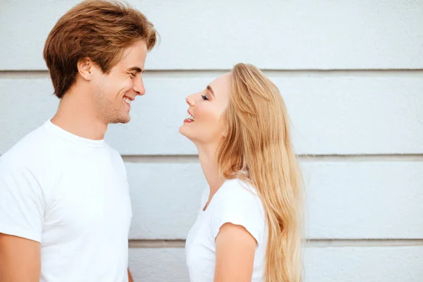 Moda Joven Pareja Con Estilo Camisetas Blancas Pie Las Calles — Foto de Stock