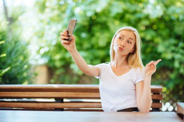 Smartphone city Café selfie fotoğraf yapma gülümseyen genç kız