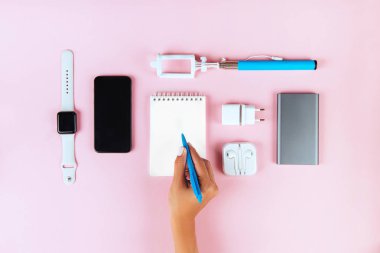 Güç banka, akıllı saatleri, kulaklık, renkli bir arka plan üzerinde çizgili smartphone. Üstten görünüm