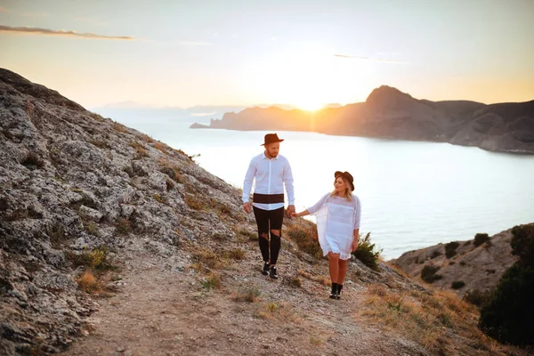 Romántica Historia Amor Verano Una Puesta Sol Las Montañas Joven —  Fotos de Stock