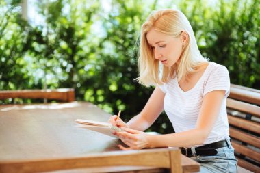 Çok gülümseyen genç kadın bir kroki çizim. Gülümseyen genç kadın çizmek bir resim city Café.
