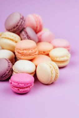 Tatlı pembe bir arka plan üzerinde renkli macarons Fransız.