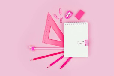 Pastel pembe üzerinde üstten görünüm kalemi kağıdına boş Not. Uzay kopyalayın. Geri okul ve eğitim kavramı