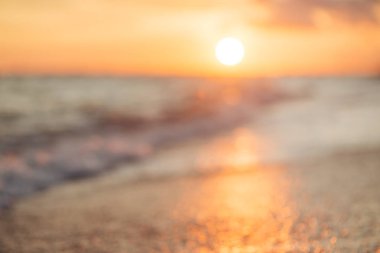 Okyanusun üzerinde güzel bir gün batımı. Denizde gün doğumu