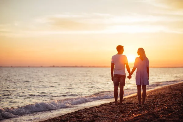 Joven Pareja Feliz Orilla Del Mar Las Luces Del Atardecer —  Fotos de Stock