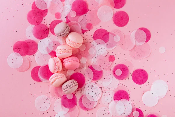 Macarons Français Confettis Étoiles Papier Éparpillés Sur Fond Rose Vue — Photo