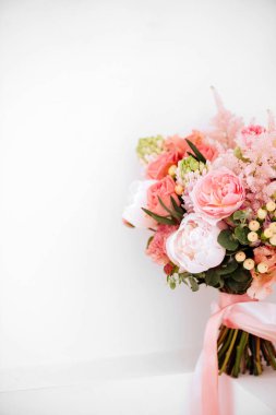 Düğün çiçekleri, Gelin Buketi portre. Dekorasyon gül, peonies ve dekoratif bitkiler, yakın çekim, beyaz arka plan yaptım. kopya spase