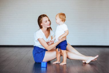 Genç Anne ile küçük oğlu poz. Rahat yaşam tarzı fotoğraf.