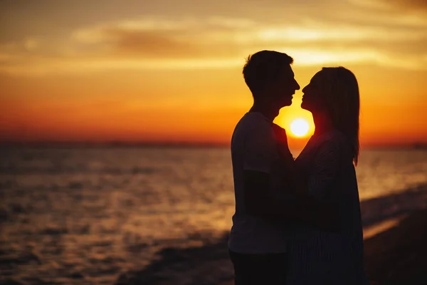 Jovem Casal Feliz Praia Nas Luzes Pôr Sol — Fotografia de Stock